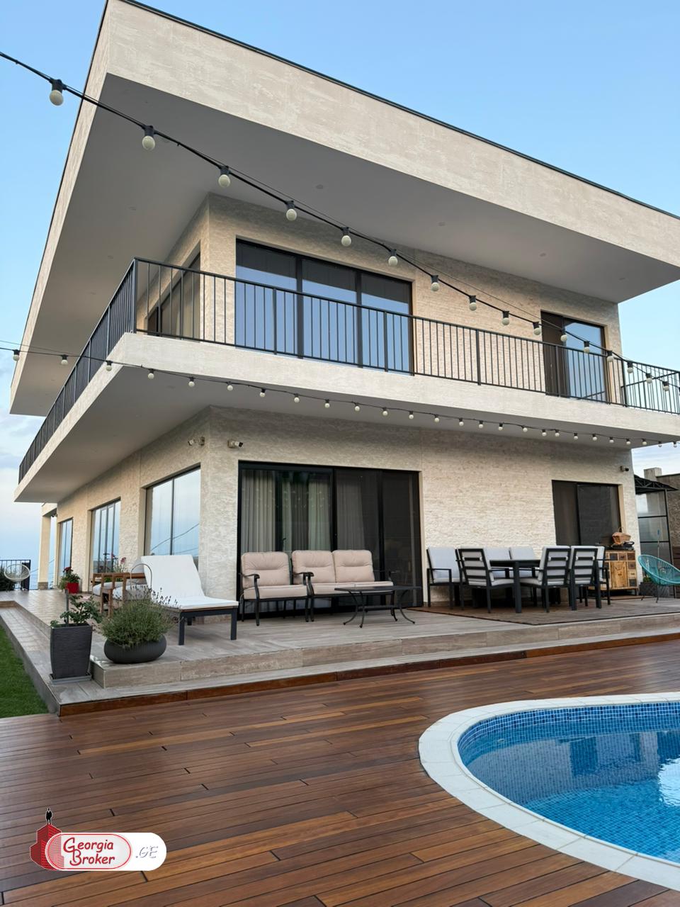 продается дом с новым ремонтом 8-комнат